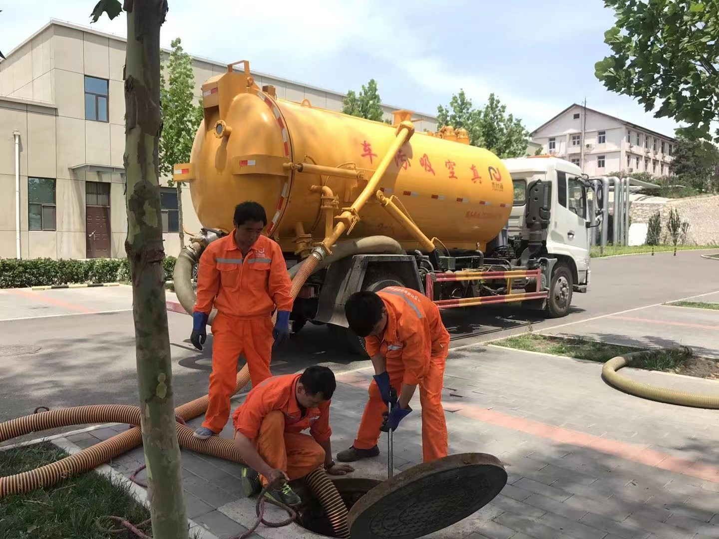 黑水管道疏通车停在窨井附近