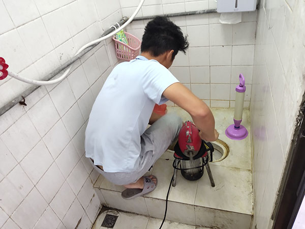 黑水管道堵塞冒臭气 专业师傅现场解决问题