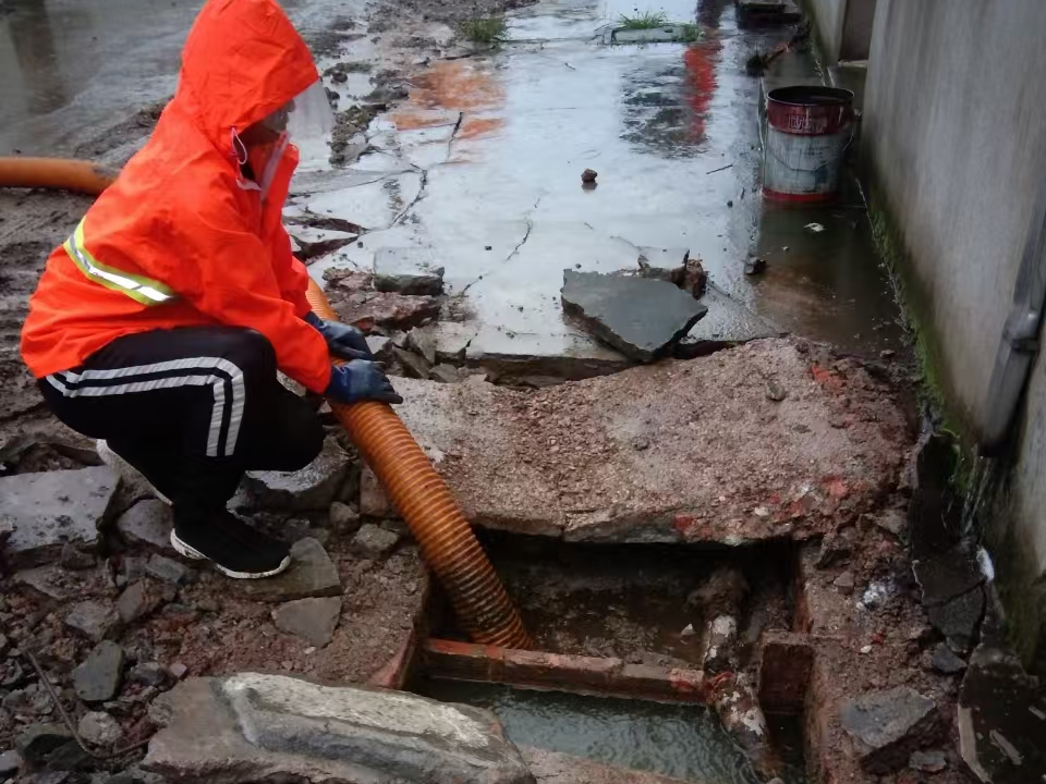 黑水专业清理污水池 炜誉市政以规范流程守护城市 “肠道”