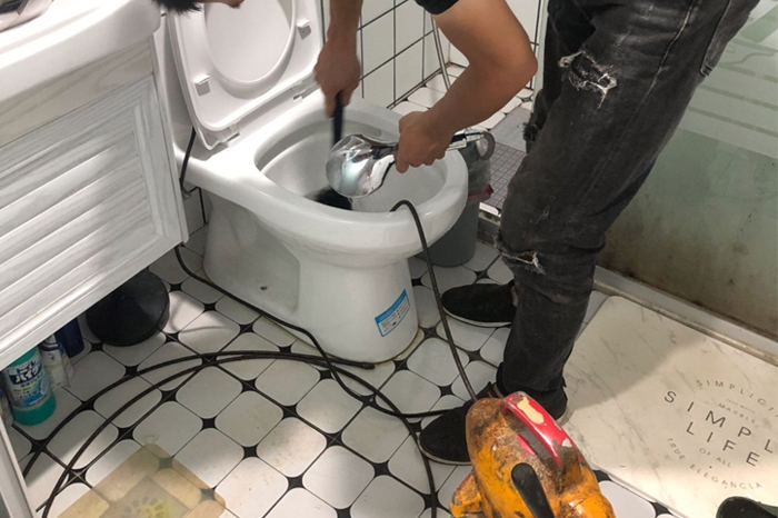 黑水马桶堵塞自己疏通还是找师傅？专业上门服务让你省时更省心